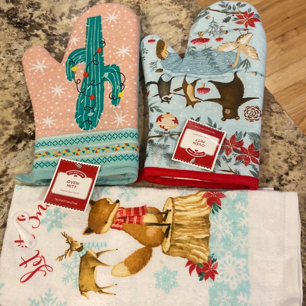 NWT HOLIDAY TOWEL AND OVEN MITTS